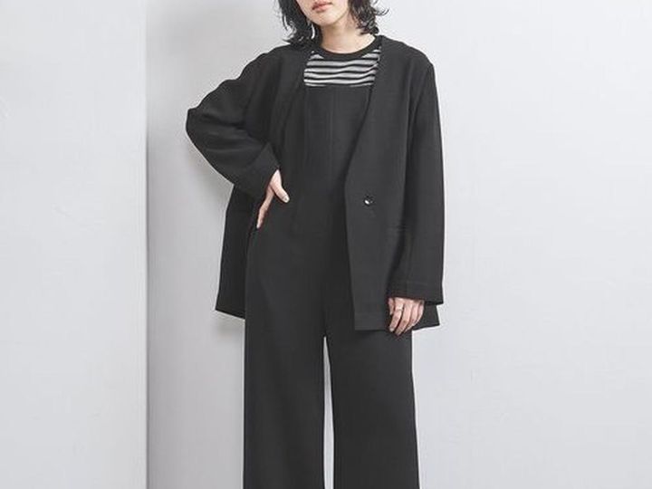 画像: 「COMFY Vノーカラー ジャケット」￥29,920、「COMFY オールインワン」￥26,950 出典：ユナイテッドアローズ
