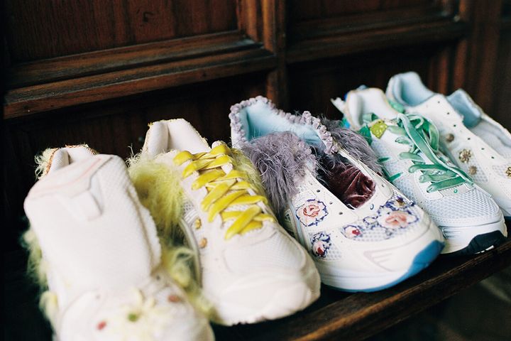 〈ベントゲイブルニッツ〉と〈ナイキ〉のスエットフーディ〉と〈アシックス〉とコラボレーションしたスニーカーのプロトタイプ