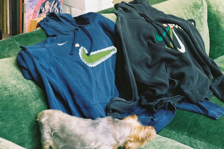 〈ベントゲイブルニッツ〉と〈ナイキ〉のスエットフーディ