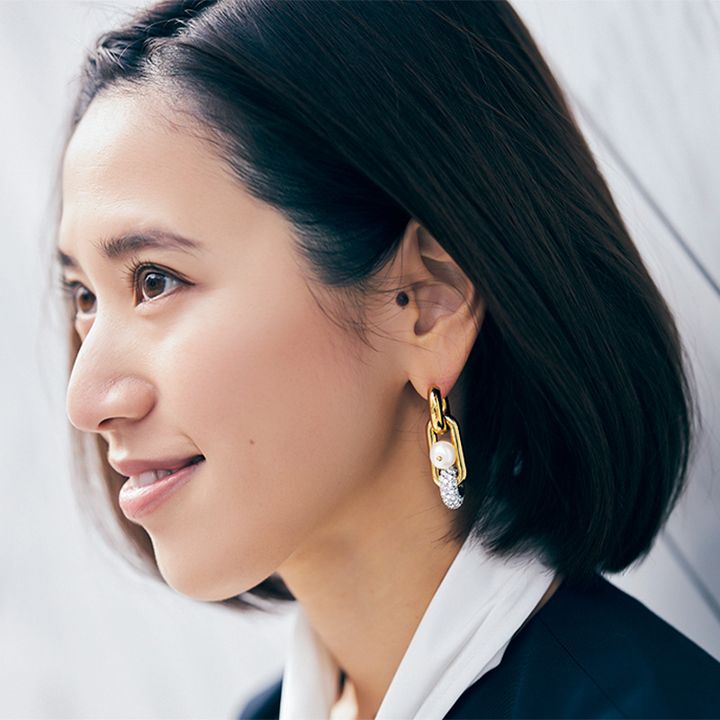 入園式スタイルに合わせた左右アシンメトリーな大ぶりピアス