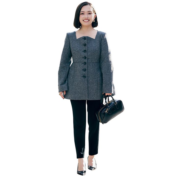 構築シルエットのジャケットに黒パンツと小物を合わせた保育園ママの卒園式コーデ