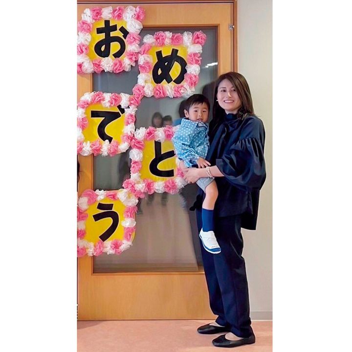 ネイビーブラウスにプラステのパンツを合わせた入園式スタイル