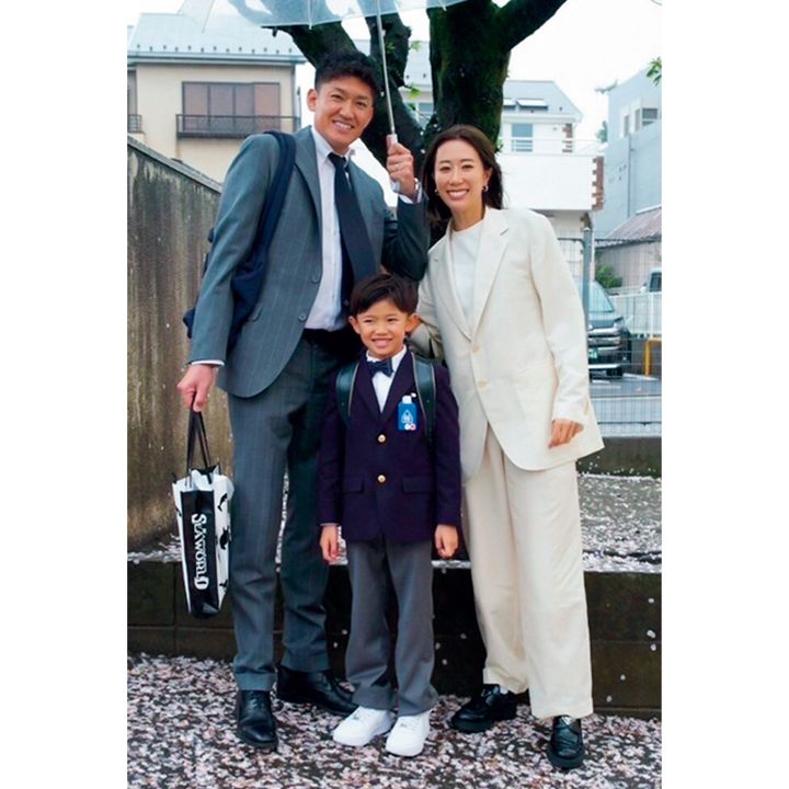 明るいクリームカラーのスーツにTシャツで抜け感を出したママの入学式コーデ