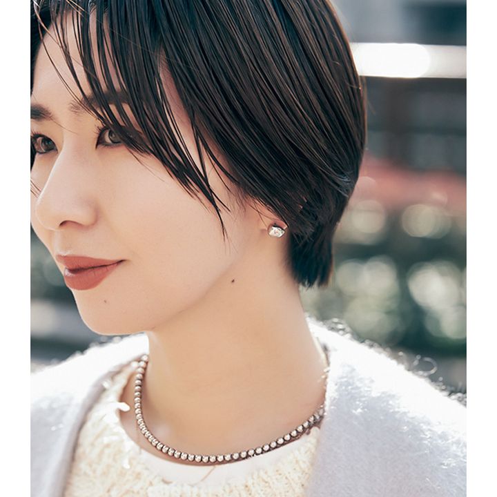 シルバーボールのネックレスとピアスをつけたママの横顔