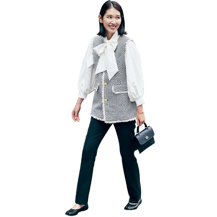 ボウタイブラウスにツイードジレと黒パンツと小物を合わせた保育園ママの入園式コーデ