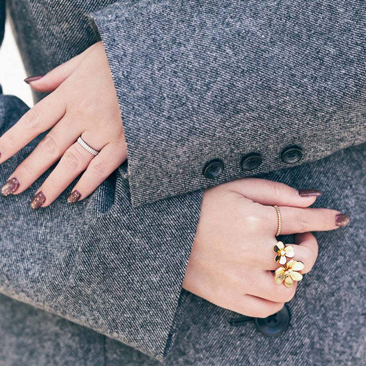 ヴァンクリーフアーペルの指輪をつけた手元