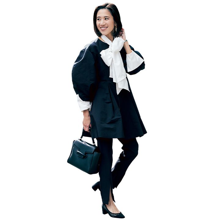 大ぶりのリボンブラウスにルフィルのジャケットとスリット入りパンツを合わせた幼稚園ママの入園式コーデ