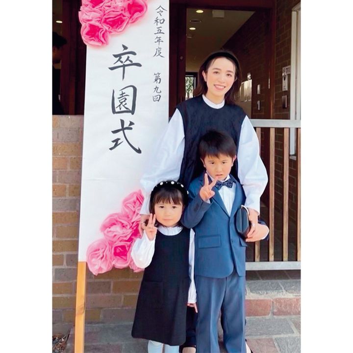 白ブラウスにジャガードのジレを合わせた卒園式コーデ