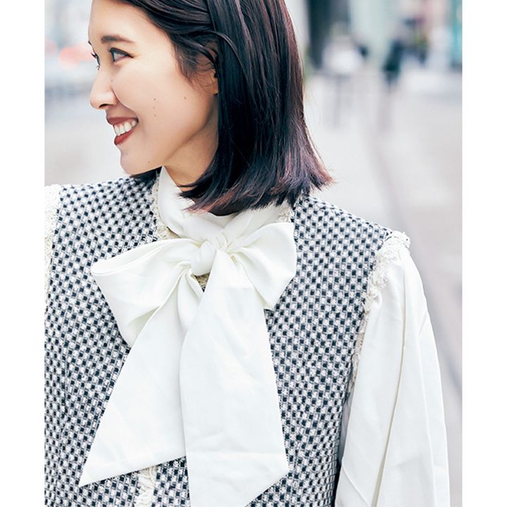 白のボウタイブラウスが華やかな首元