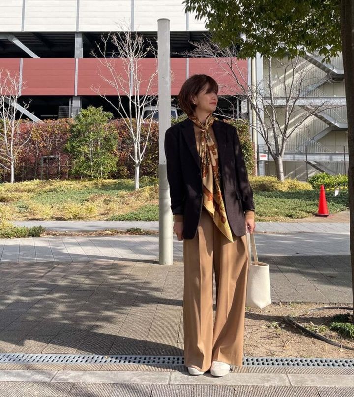 最初と同じコーデも、コートや小物を工夫して印象を変えたスタイリングに！