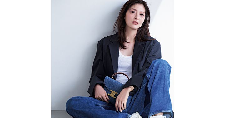 ブルーデニムと白タンクトップに黒ジャケットを羽織った佐藤ありささん