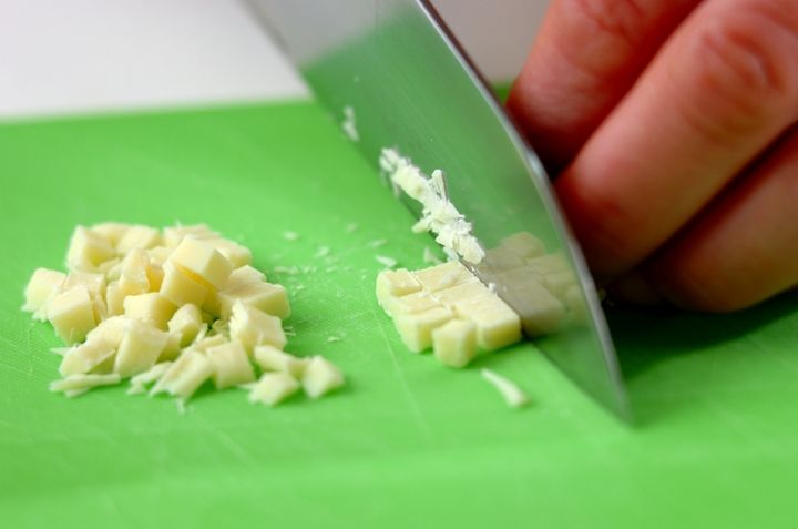 ホワイトチョコ入り抹茶アイスの下準備1