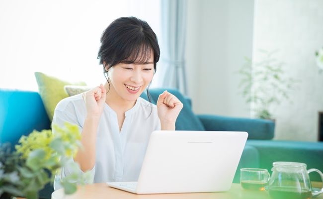 勉強する女性