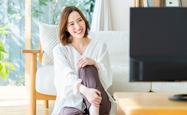 テレビを見る女性