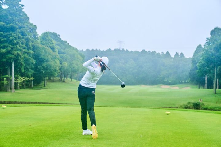 飛んで曲がらない女子プロスイングの作り方！「〝気持ちいい〞と感じるのを１番」