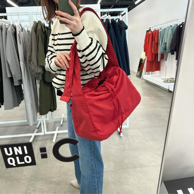 赤のソフトパフィーショルダーバッグ