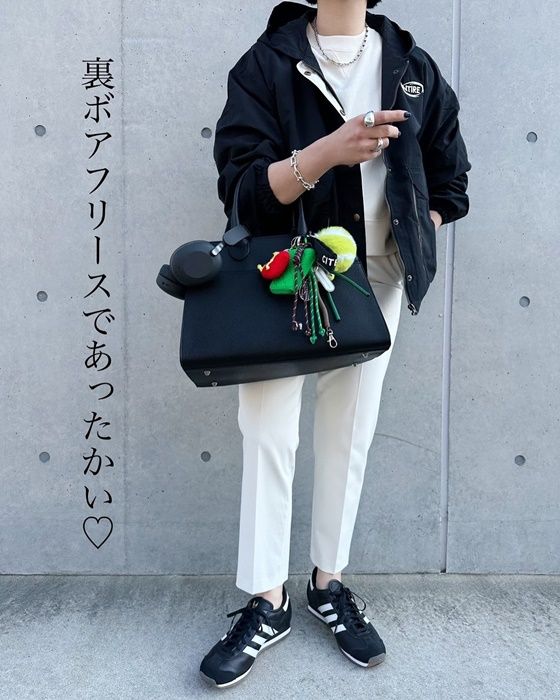 UNIQLO and JW ANDERSONのオフホワイトの「ボクシースウェットシャツ」×スマートアンクルパンツ