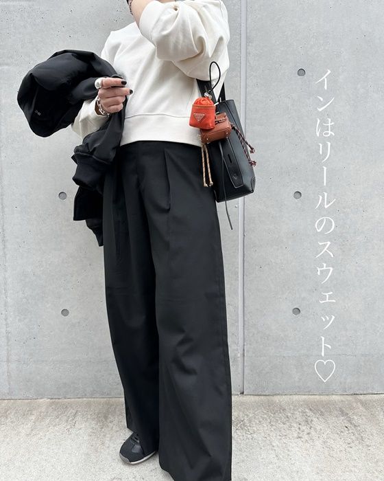 UNIQLO and JW ANDERSONのオフホワイトの「ボクシースウェットシャツ」×ワイドパンツ