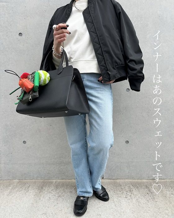 UNIQLO and JW ANDERSONのオフホワイトの「ボクシースウェットシャツ」×ストレートジーンズ