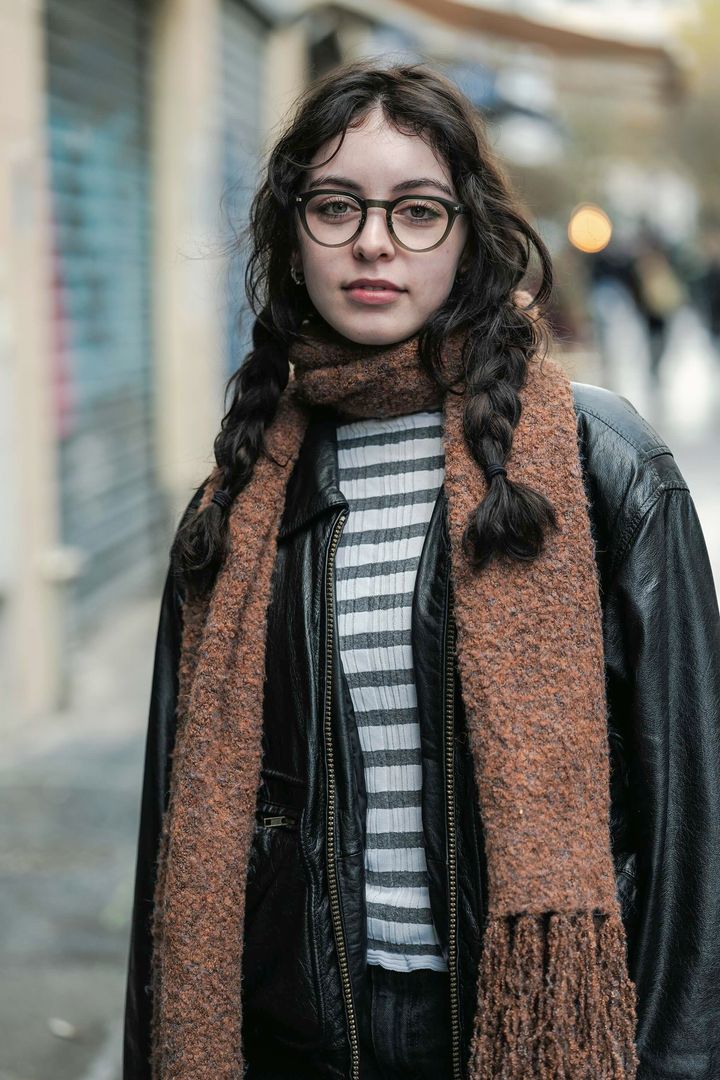 カーリーヘアをふんわり三つ編みに！定番コーデはヘアスタイルで差をつけて