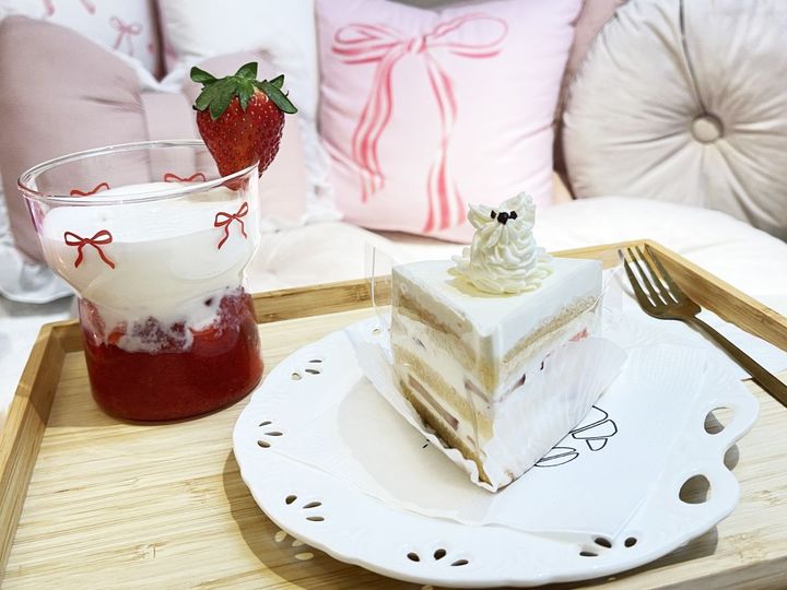 （写真左から）「いちごラテ」682円、「プードルショートケーキ」734円