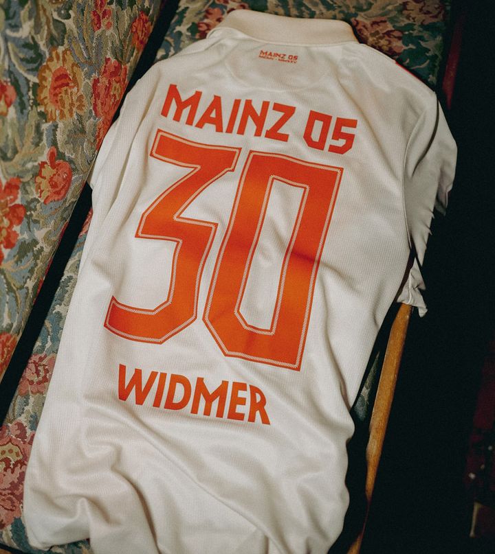 佐野海舟のマインツ、「超レトロ」120周年記念ユニフォームを発表！見慣れぬエンブレムの正体とは