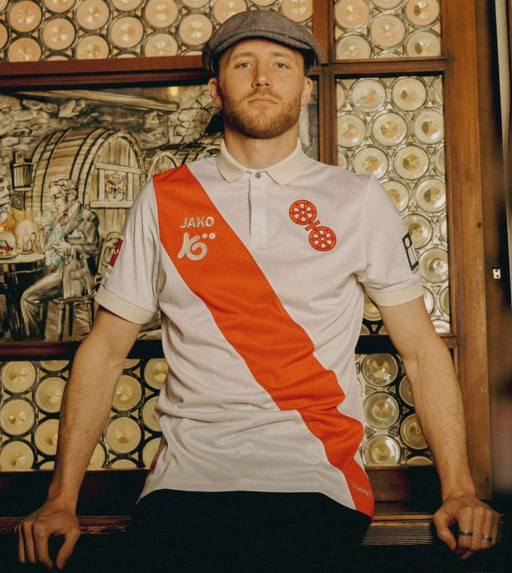 佐野海舟のマインツ、「超レトロ」120周年記念ユニフォームを発表！見慣れぬエンブレムの正体とは