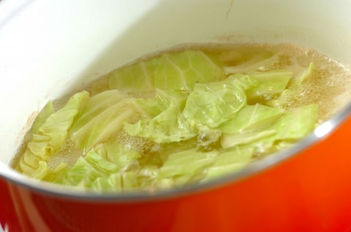 豚とキャベツのみそ汁の作り方1