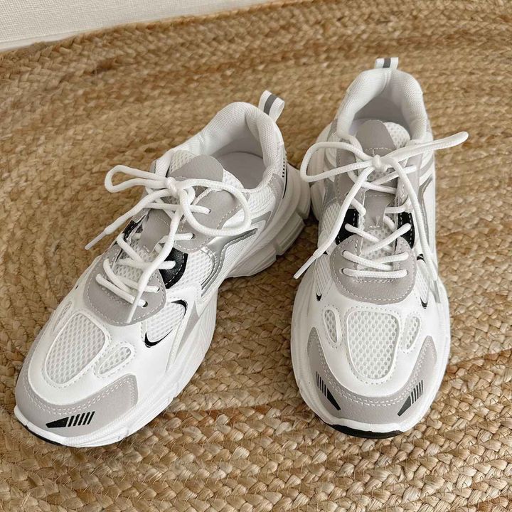 画像: ホワイトスニーカー