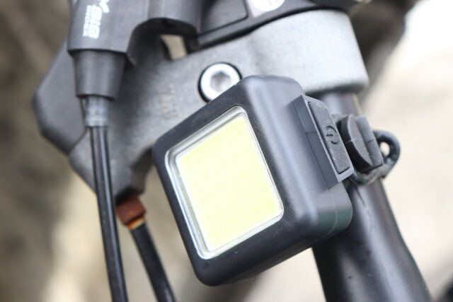 ダイソー COBストラップライト ストラップ 使用例 自転車