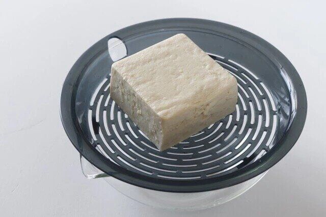 ダイソーのCOOK 平ザル・小2