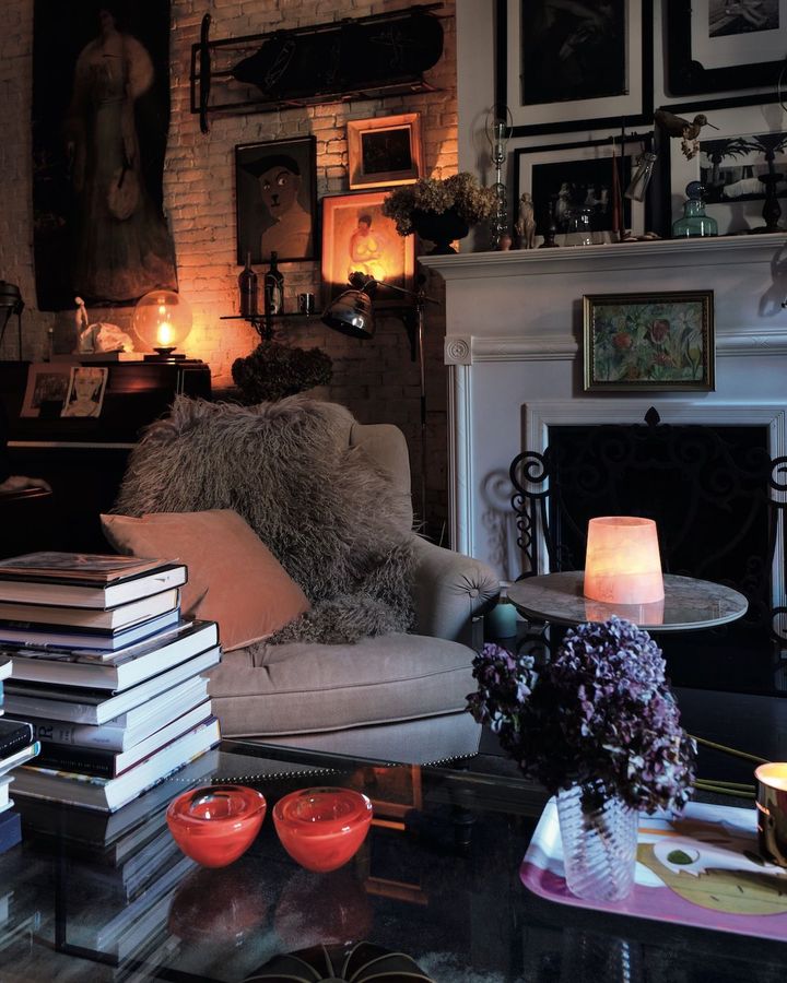 リビングルームの一角。サイドテーブルはBoConceptのMadrid。