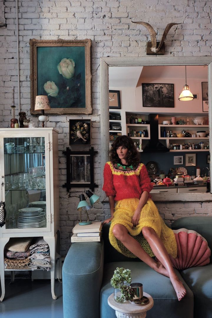 ウエストヴィレッジに暮らして20年以上。Design Within ReachのMuse Sofaや、蚤の市で購入した絵画のほか、ヘレナのインテリアへの愛とセンスがあふれるキッチン。大半の時間をここで過ごすとか。