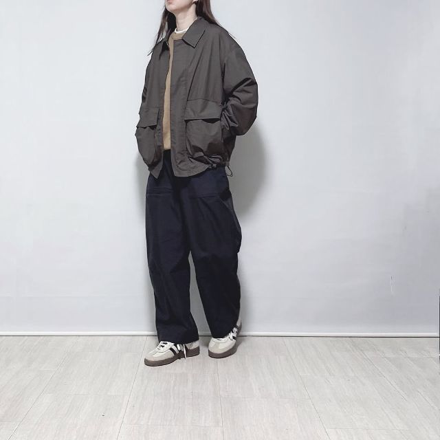 コットンショートブルゾンとスムースコットンクルーネックセーターのコーデ