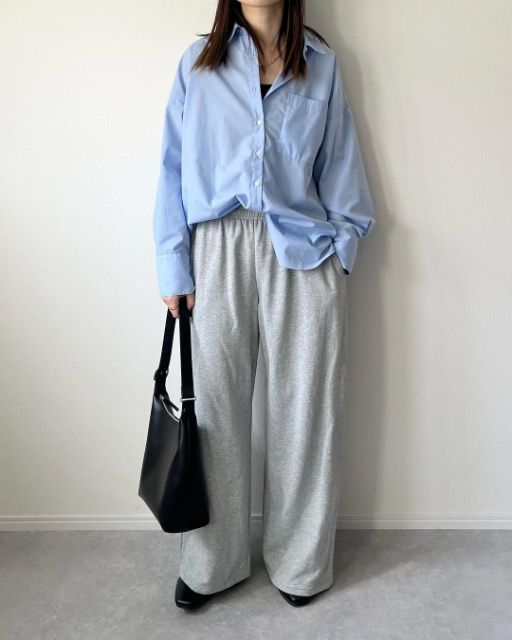 スウェットワイドパンツとレザータッチスクエアショルダーバッグのコーデ