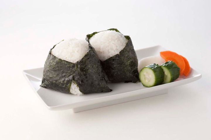 【おにぎりレシピ】絶対おいしくなる塩加減とにぎり方を解説