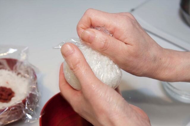 【おにぎりレシピ】絶対おいしくなる塩加減とにぎり方を解説