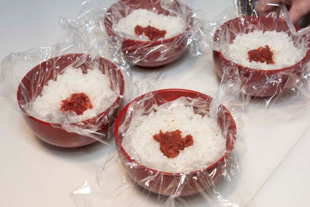 【おにぎりレシピ】絶対おいしくなる塩加減とにぎり方を解説