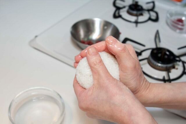 【おにぎりレシピ】絶対おいしくなる塩加減とにぎり方を解説