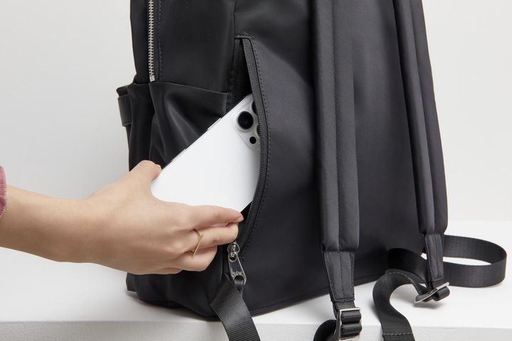 画像: 改札を通る時もノールックで！