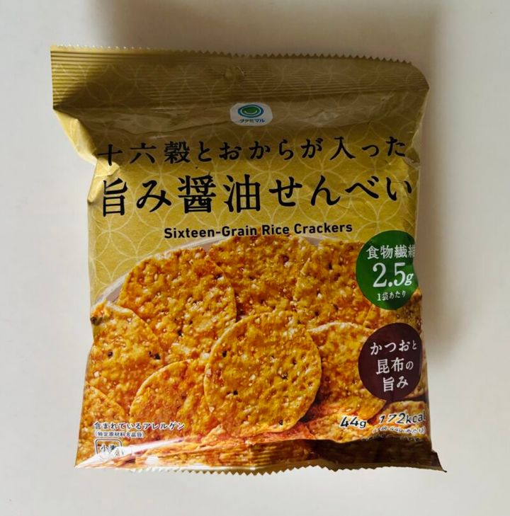 ファミリーマートの低脂質なおやつ 十六穀とおからが入った旨み醤油せんべい