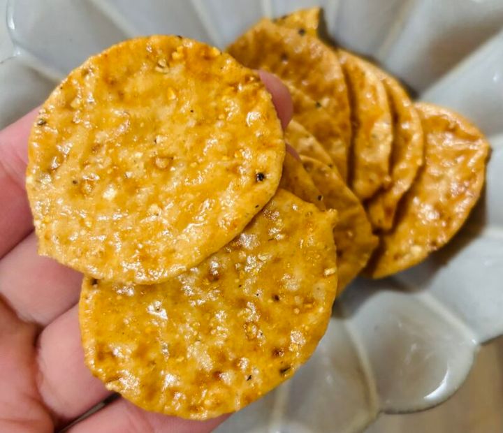 香ばしい味付けがおいしい、ファミマの旨み醤油せんべい