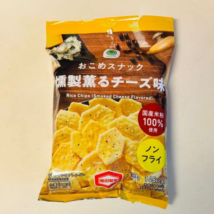 ファミリーマートのおやつ［おこめスナック 燻製香るチーズ味］