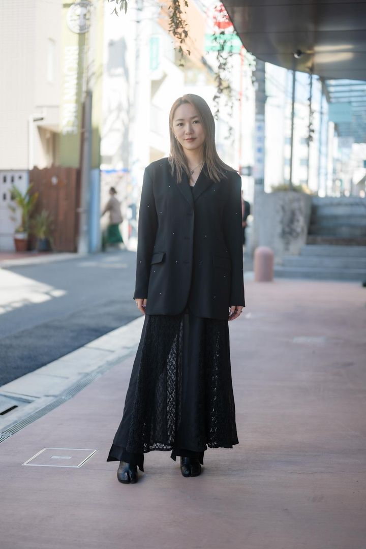 画像: ジャケット￥61,600、スカート￥37,400（全てRITAN） ritan-tokyo.com