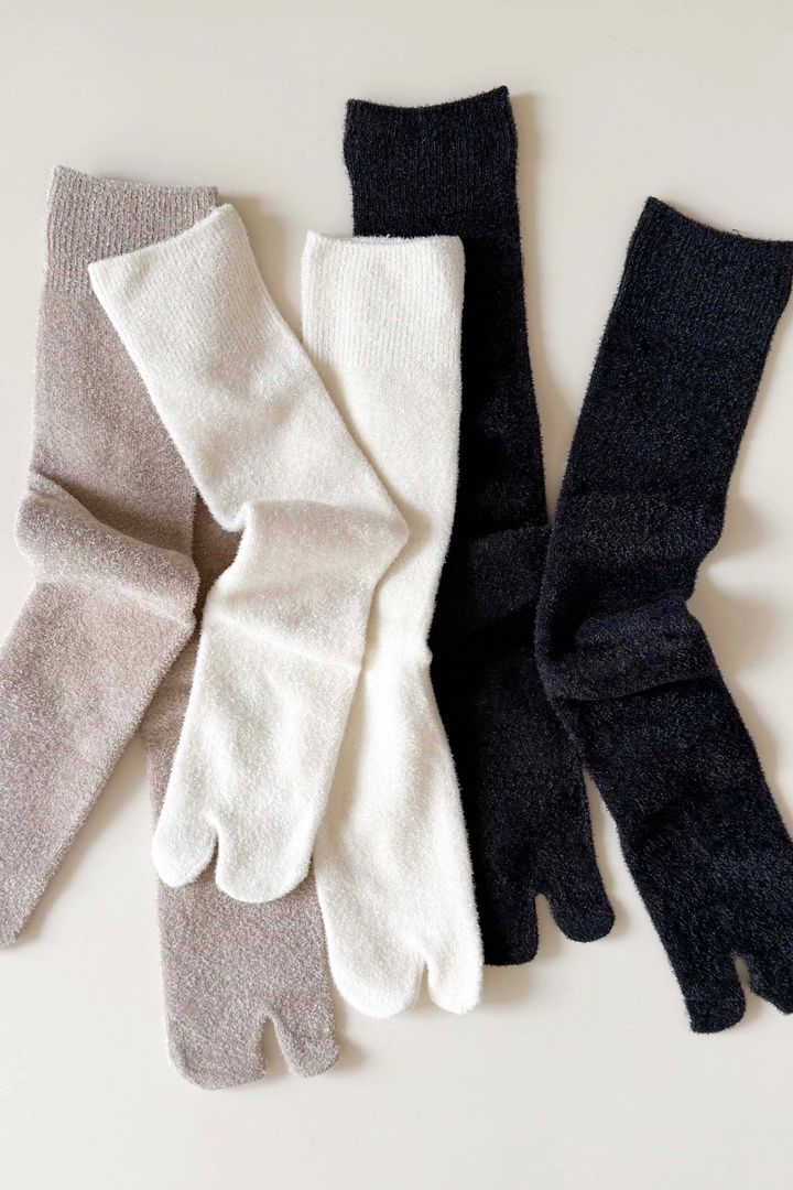 2025年春夏婦人靴◇ 新しい季節を楽しむ、きれいな色のフラットシューズ【ささやかですてきなもの 大谷有紀 vol.227】