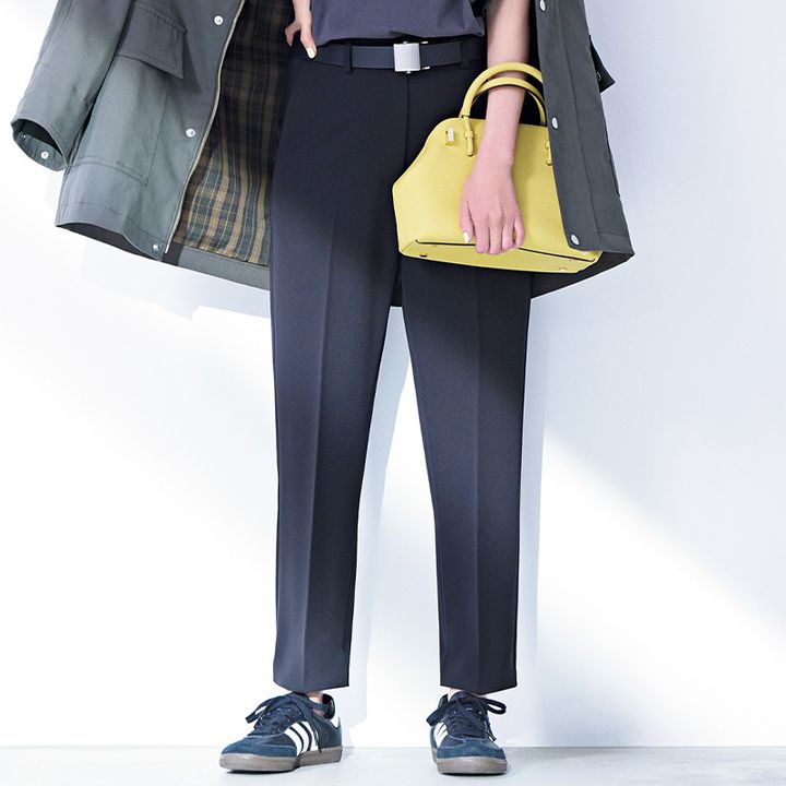 細身黒パンツにガチャベルトやアディダスのサンバを合わせたカジュアルな着こなし