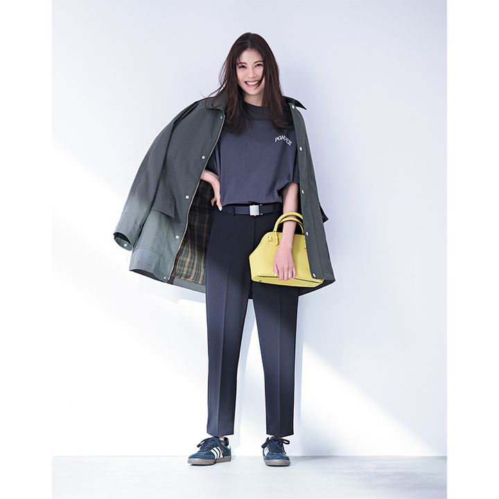 細身黒パンツをTシャツやカジュアルアウターやスニーカーで着こなす佐藤ありささん