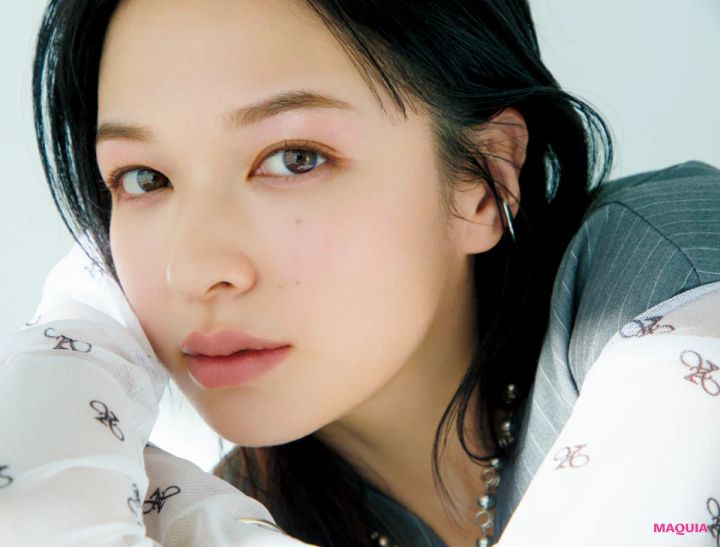 青みを含んだ「低温ピンクシャドウ」なら、ひと塗りで旬顔に！ 黄みをおさえるのが成功のカギ