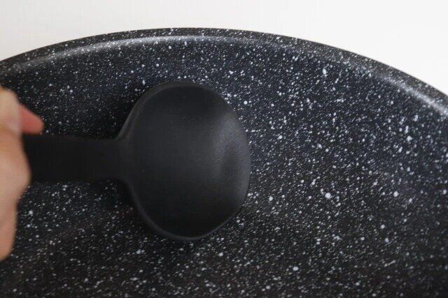 ダイソーの先端が浮くシリコーンミニ調理スプーン