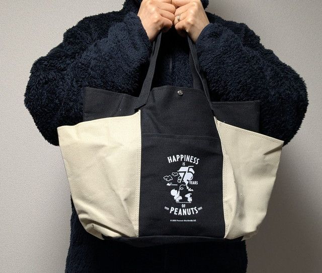 スヌーピートート持ったところ